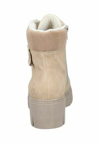 Beżowe zamszowe botki za kostkę z prążkowanym kołnierzem, bocznym zamkiem błyskawicznym i teksturowaną gumową podeszwą, z okrągłym znakiem logo z tyłu.