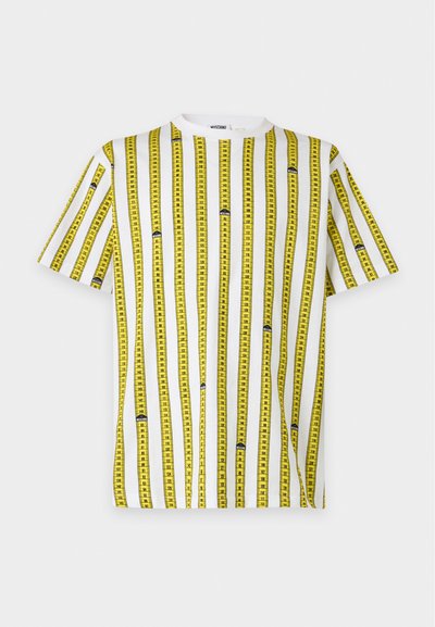 Λευκό κοντομάνικο T-shirt με κάθετες κίτρινες ρίγες που μοιάζουν με μεζούρα και λογότυπα "Moschino" σε μονόχρωμο φόντο.