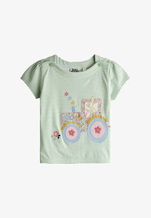 Lysegrøn og hvid stribet babytrøje med knapper på skuldrene, med en farverig traktor med en kanin og blomsterdetaljer.