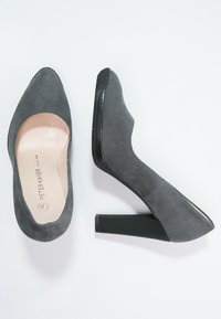 Chaussures à talons aiguilles en suede gris avec un bout pointu, dotées d'un talon carré noir et d'une doublure intérieure lisse. Fabriquées par Peter Kaiser.