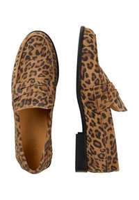 Leopardprint loafers i ruskind med en struktureret overflade, rund tå, en markeret sort sål og et bånd over vristen.