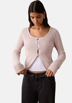 Hellrosa gerippter Pullover mit langen ausgestellten Ärmeln, der vorne mit drei Knöpfen geschlossen wird und einen runden Halsausschnitt hat.