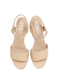Beżowe sandały na obcasie z teksturowaną skórzaną cholewką, szerokim paskiem z przodu i regulowanym paskiem w okolicy kostki. Zawiera logo RYŁKO w kolorze srebrnym.