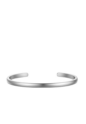 Tyndt glat sølv åbent manchet armbånd vist mod hvid baggrund.