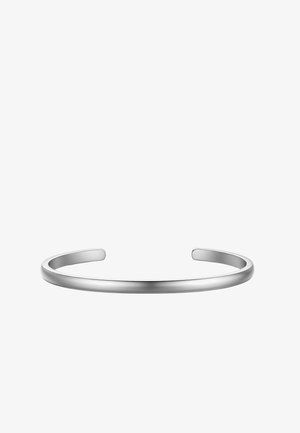 Tyndt glat sølv åbent manchet armbånd vist mod hvid baggrund.