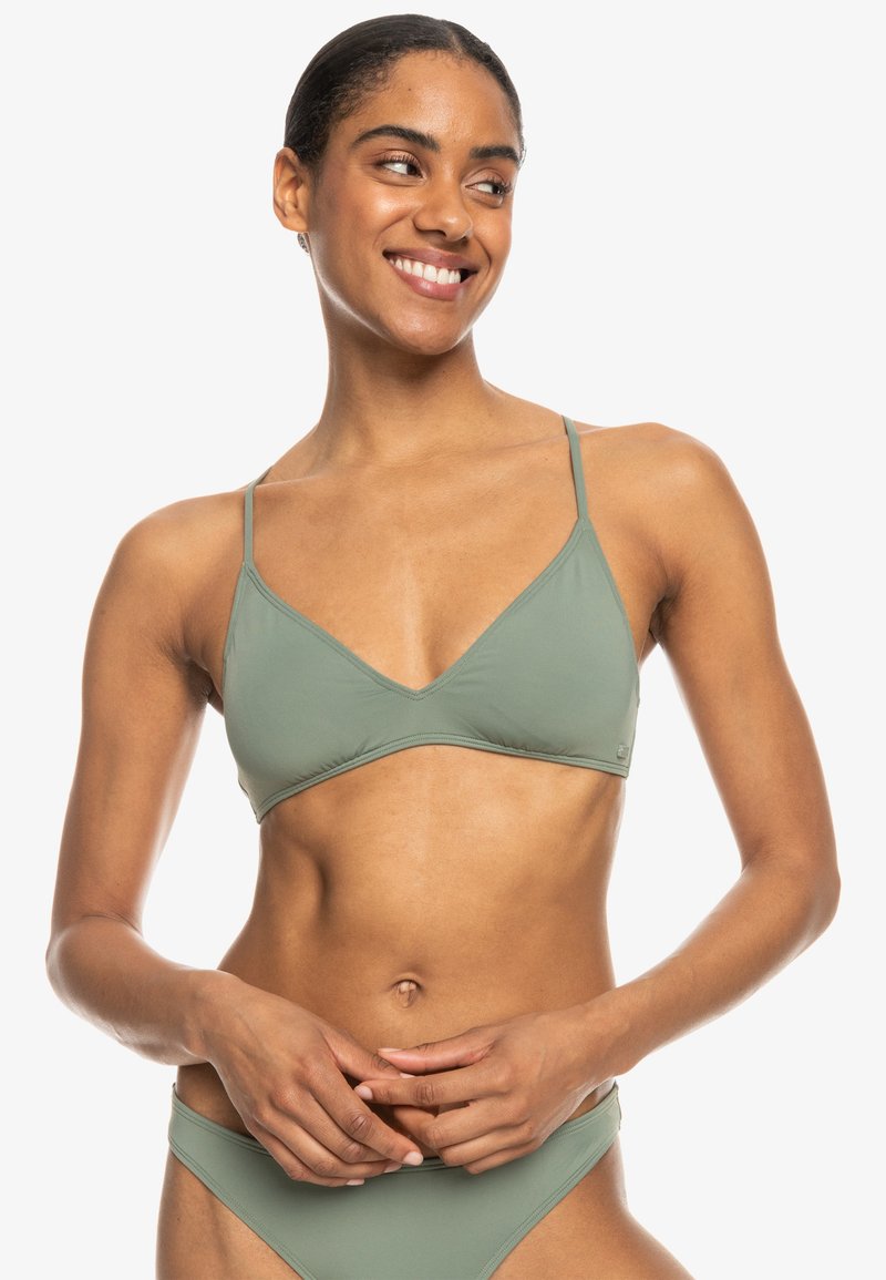 Gaiši zaļš bikini augšdaļa ar plānām siksnām, trīsstūra forma, gluda tekstūra un minimāli savienojumi. Piemērots peldēšanai un pludmales aktivitātēm.