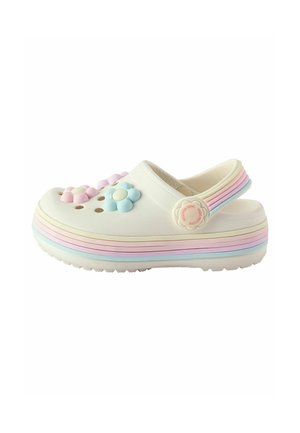 Zoccolo bianco con decorazioni di fiori in rosa pastello, blu e giallo e suola a strisce arcobaleno abbinata e cinturino sul tallone.