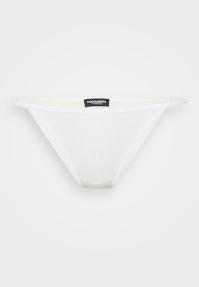 Baltas ribots bikini stila apakšveļas komplekts ar plānām elastīgām jostām un melnu DSQUARED2 Underwear etiķeti centrā uz jostas.