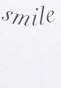 Weißer Baumwollstoff mit dem Wort "smile" in einer geschwungenen schwarzen Schriftart. Die Textur ist glatt mit einem dezenten Stretch.