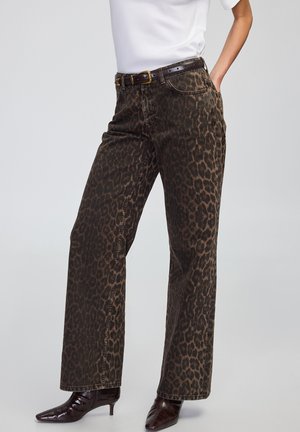 Bruine jeans met luipaardprint en wijde pijpen, gemaakt van denim, met een hoge taille, voorzakken en een bruine riem met een gouden gesp.
