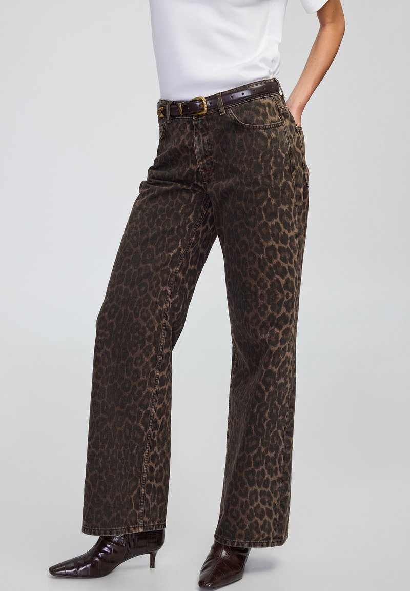 Brązowe dżinsy z szerokimi nogawkami w panterkę, wykonane z denimu, z wysokim stanem, kieszeniami z przodu oraz brązowym paskiem ze złotą klamrą.