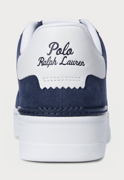Mornarsko modri semiš športni čevlji z belimi usnjenimi poudarki in šivi. Imajo strukturirano belo gumijasto podplat in logo "Polo Ralph Lauren".