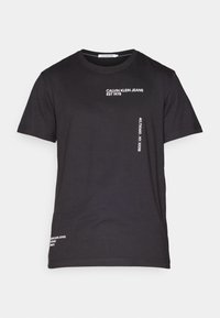 Svart bomullströja med rund hals, korta ärmar och vita textgrafik: "CALVIN KLEIN JEANS EST 1978" och "403360."