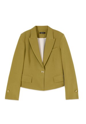 Olivově zelené sako na míru s výstřihem ve tvaru zářezu, jedním zlatým knoflíkem, klopovými kapsami a dlouhými rukávy s knoflíkovými detaily.