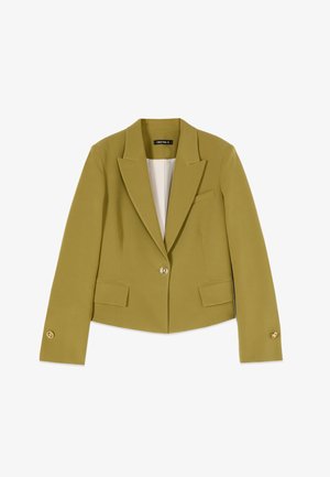 Sacou croit olive cu rever cu tăietură în V, închidere cu un singur nasture auriu, buzunare cu clapetă și mâneci lungi cu detalii cu nasturi.