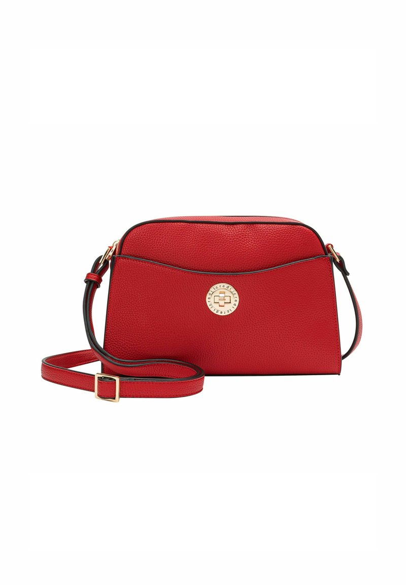 Bolso cruzado de piel roja con herrajes en tono dorado, acabado texturizado y una correa desmontable. Detalle del logo notable en la parte frontal.