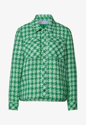 Chaqueta de patrón verde y blanco hecha de tela texturizada, con un cierre frontal de botones y dos bolsillos en el pecho.