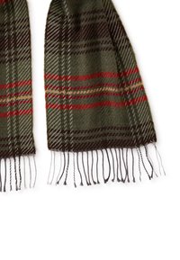 Scarf in lana verde scuro con motivo a quadri rosso, giallo e marrone. Presenta estremità sfrangiate e una superficie morbida e testurizzata.