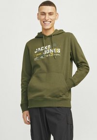 Olijfgroen hoodie gemaakt van zachte stof, met een voorste kangaroo zak, trekkoord capuchon en een kleurrijk gedrukt logo.