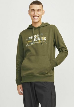 Olivgrüner Hoodie aus weichem Stoff, mit einer vorderen Kängurutasche, Kapuze mit Kordelzug und einem bunten Drucklogo.