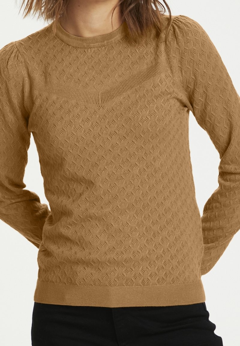 Khaki pletený svetr s texturovaným vzorem, kulatým výstřihem a nabíranými rukávy. Hladké manžety a lem. Design obsahuje jemný diamantový motiv.