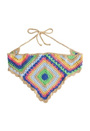 Buntes gehäkeltes Neckholder-Top mit Rautenmuster, gewellten Kanten und beigen Bindebändern vor weißem Hintergrund.