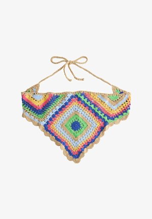 Buntes gehäkeltes Neckholder-Top mit Rautenmuster, gewellten Kanten und beigen Bindebändern vor weißem Hintergrund.