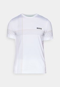 T-shirt sportivo bianco con maniche corte, caratterizzato da un logo nero "BOSS" e sottili linee arancioni e grigie sulla parte anteriore. Texture liscia.