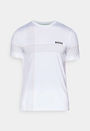 T-shirt sportivo bianco con maniche corte, caratterizzato da un logo nero "BOSS" e sottili linee arancioni e grigie sulla parte anteriore. Texture liscia.