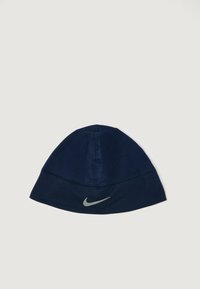 Kék sapka puha anyagból. Kivarrott varrással és fényvisszaverő Nike logóval az elején. Ívelt forma, szoros illeszkedéssel.
