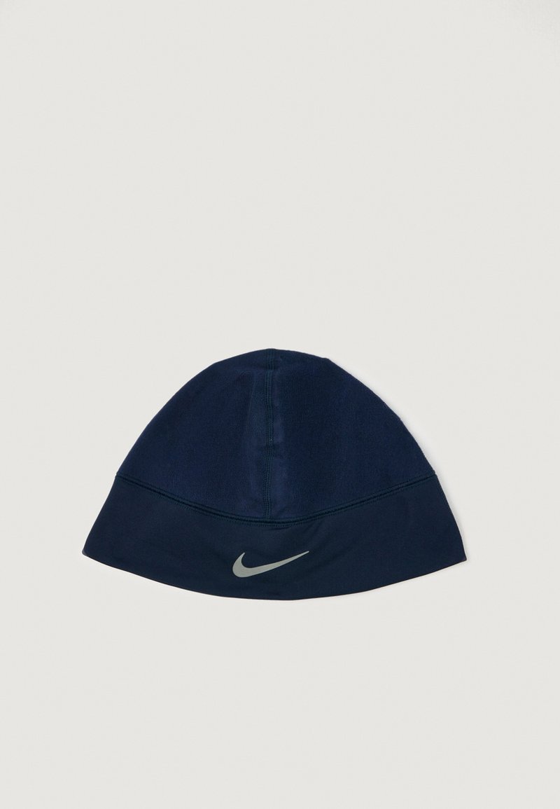 Kék sapka puha anyagból. Kivarrott varrással és fényvisszaverő Nike logóval az elején. Ívelt forma, szoros illeszkedéssel.