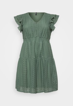 Robe en dentelle verte avec un décolleté en V, des manches à volants, un design en étages et des motifs complexes sur toute la surface. Matériau léger avec une finition texturée.