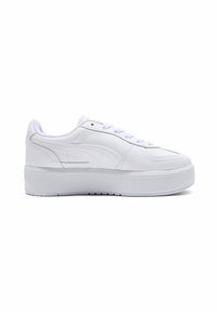 Baskets en cuir blanc avec une semelle plateforme texturée, tige lisse, design à lacets et logo discret sur le côté.
