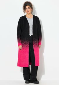 Long cardigan avec un dégradé du noir au rose vif, fabriqué en tissu texturé. Ouverture devant avec de longues manches et sans fermetures.