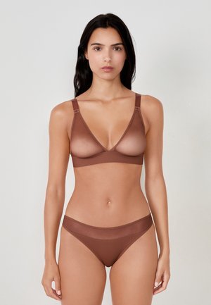 Bralette trasparente marrone con scollatura a V profonda e spalline larghe; abbinato a slip bikini semi-trasparenti coordinati con bordi morbidi.