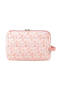 Bolsa de cosméticos rosa con un patrón de logotipos blancos, cierre de cremallera, textura acolchada y una asa lateral para facilitar su transporte.