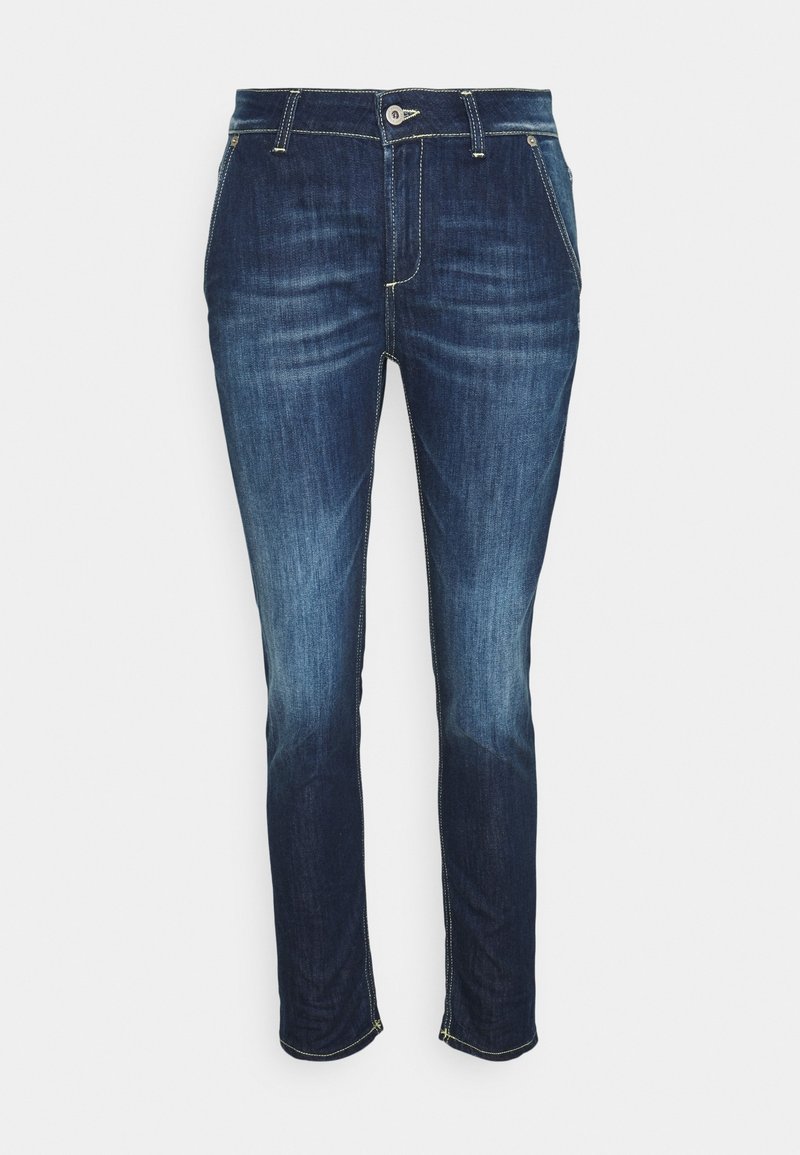Jean slim bleu foncé avec léger délavage sur les cuisses, fermeture à bouton et zip, poches avant et passants pour ceinture, présenté sur fond blanc uni.