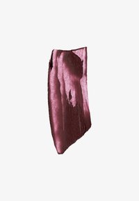 Tache de rouge à lèvres mauve foncé avec textures brillantes et mates sur fond blanc.