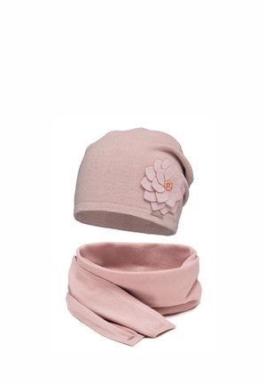Bonnet en laine rose clair orné d'une fleur en feutre et d'une écharpe assortie, présentant une texture douce et un design simple.