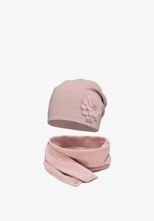 Lys pink strikket hue prydet med en filtblomst og et matchende tørklæde, der har en blød tekstur og et enkelt design.