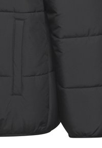 Czarna pikowana kurtka z widoczną pionową kieszenią po lewej stronie, z widocznym przeszyciem i teksturą materiału wypełnionego.