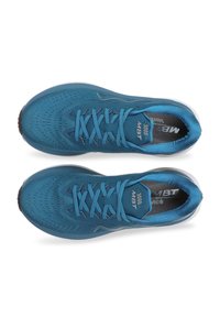 Blå atletiska skor med en texturerad mesh-överdela, reflekterande accenter och en dämpad sula. Har snörningar och logotyp på tungan.