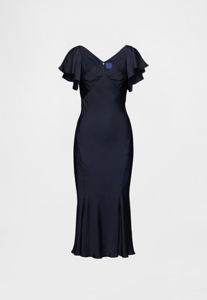 Mørkeblå satin kjole med flæseærmer, tætsiddende bodice og udvidet nederdel. Har lynlås på ryggen og skrå sømdetaljer.