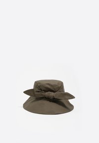 Oliwkowa czapka typu bucket wykonana z gładkiego materiału, z szerokim rondem i materiałową kokardą z tyłu.