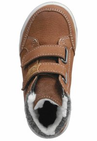 Stivale alla caviglia marrone con doppie cinghie in Velcro, tomaia in pelle, interno morbido e suola in gomma bianca. Presenta dettagli in tessuto grigio.