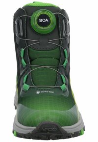 Bota de senderismo verde y negra con un acabado texturizado, sistema de cordones BOA y marca GORE-TEX, que presenta una suela resistente para mayor tracción.