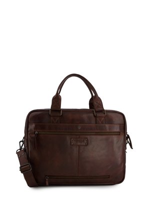 Ciemnobrązowa skórzana teczka z dwoma uchwytami, regulowanym paskiem na ramię, przednimi kieszeniami na zamek błyskawiczny oraz wytłoczonym logo marki na gładkiej powierzchni.