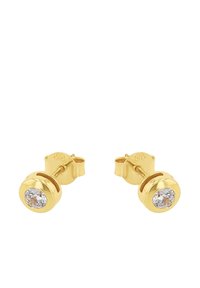 Guldklädda örhängen med runda klara ädelstenar i släta fatningar och fjärilsbakstycken på en vit bakgrund.