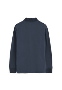 Marinblå långärmad polo med krage, som har en mjuk textur och manchetter vid ärmarna. Enkel design utan synliga mönster eller detaljer.