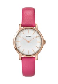 Timex armbåndsur med et rosaguld etui, hvid struktureret urskive, lyserød læderrem og minimalistiske time markeringer. Guld hænder og krone.